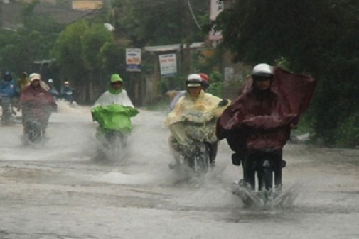 mặc áo mưa 