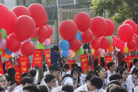 Bóng bay, cờ hoa chào mừng năm học mới.