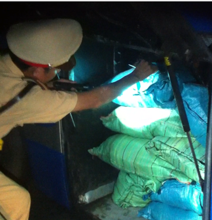 Lực lượng CSGT Quảng Nam phát hiện trên xe khách chở 200kg cyanua. Ảnh Đức Hoàng