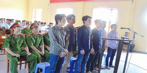 
Các bị cáo trước vành móng ngựa.
