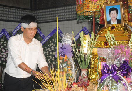 Anh ra đi trong lặng lẽ, thê lương hồi tháng 5/2009. 