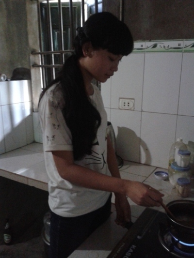 Mỗi ngày đi học về Trang còn nấu ăn cho 2 em rồi mới đi làm thêm