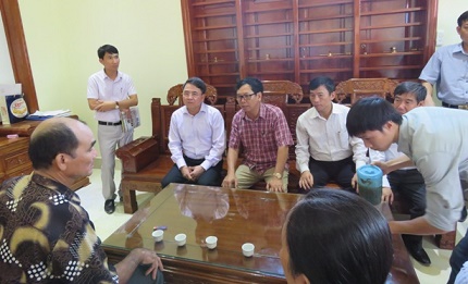 Thay mặt chính quyền thành phố, PCT UBND Lê Khắc Nam đến và chia sẻ, động viên với gia đình các nạn nhân