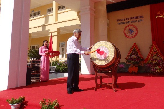 Nguyên Tổng Bí thư Lê Khả Phiêu đánh trống khai giảng năm học mới 2015-2016 của trường THPT Đông Sơn I.