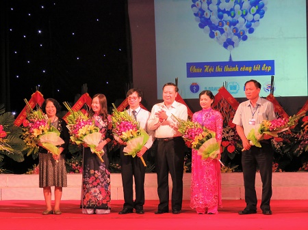 Dược sĩ Nguyễn Tiến Sơn, PGĐ Sở Y tế Hải Phòng tặng hoa cảm ơn các thành viên trong BGK