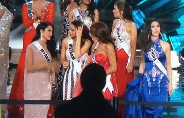 Hoa hậu Việt Nam trên sân khấu ở khoảnh khắc MC Steve Harvey công bố, Philippines giành vương miện, thay vì Hoa hậu Colombia.