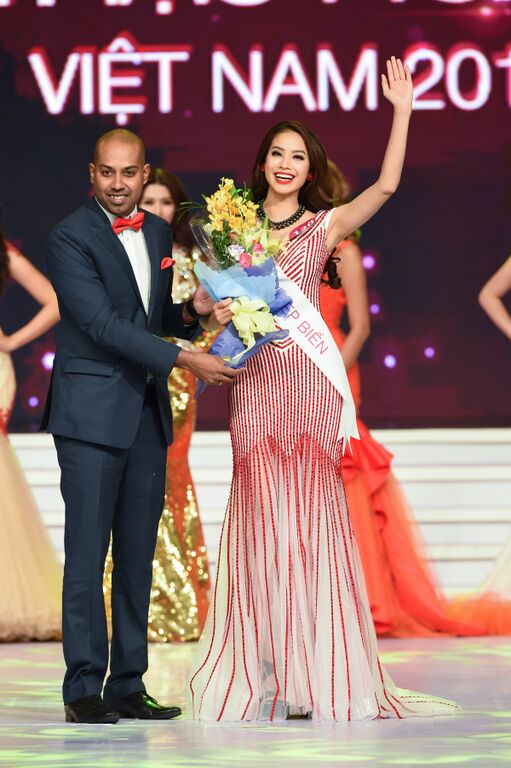 Phạm Hương còn giành giải phụ quan trọng của cuộc thi là Người đẹp biển