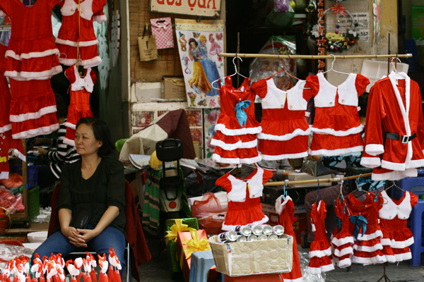 
Nhiều trang phục Noel cho trẻ em rất bắt mắt.

 
