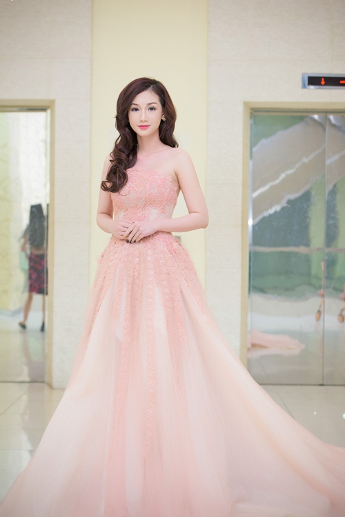MC Quỳnh Chi diện trang phục dạ hội gợi cảm, khoe khéo vai trần quyến rũ tại buổi ra mắt phim Vẽ đường cho hươu chạy tối 10/11.