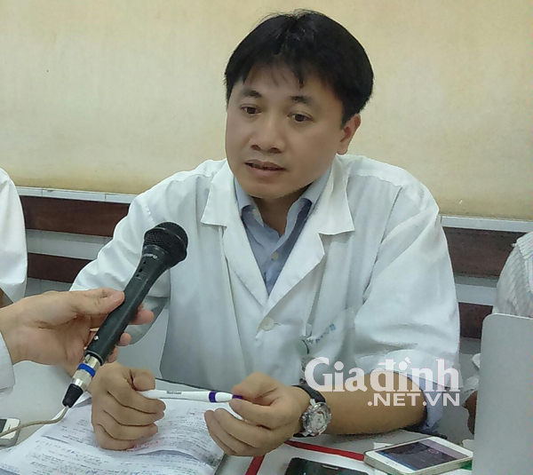 BS Lê Việt Khánh trao đổi với phóng viên. Ảnh: Thu Nguyên