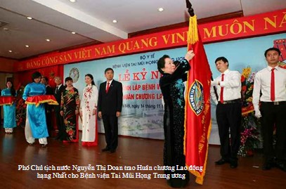 
Phó Chủ tịch nước Nguyễn Thị Doan trao Huân chương Lao động hạng Nhất cho Bệnh viện Tai Mũi Họng Trung ương
