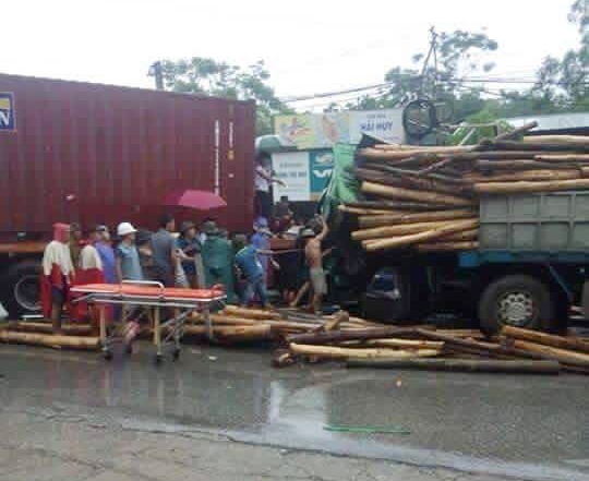 Người dân phải dùng xà beng phá cabin để giải cứu tài xế xe tải chở gỗ