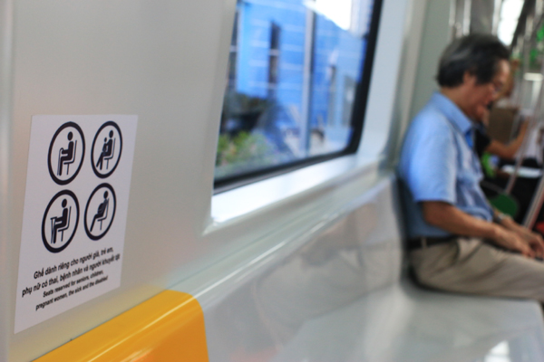 
Hai đầu toa tàu có ghế dành riêng cho người già, trẻ em, phụ nữ có thai, bệnh nhân và người khuyết tật.
