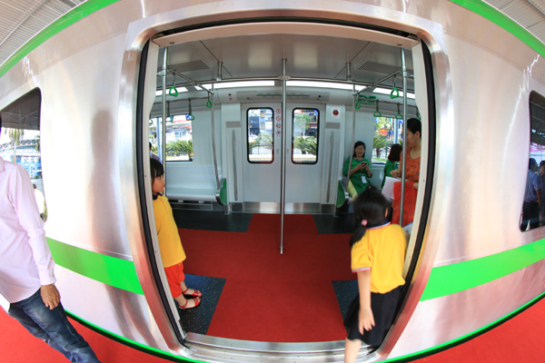 
Hệ thống cửa mở hai bên khá rộng rãi, giúp hành khách lên xuống dễ dàng.
