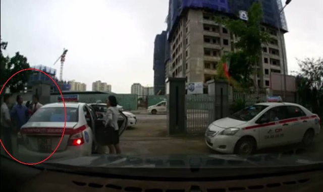 
Hai lái xe taxi đã cải vã và đánh nhau vì đón nhầm khách. Ảnh cắt từ clip.
