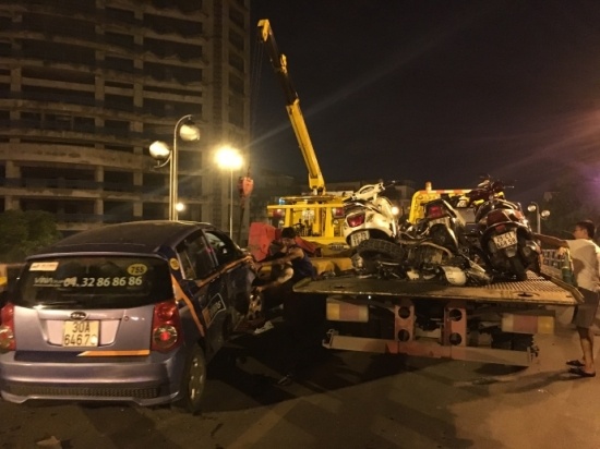 
Sau khi xảy ra vụ việc, 2 xe cứu hộ giao thông được điều đến đưa các phương tiện trong vụ tai nạn về tạm giữ tại công an quận Đống Đa.
