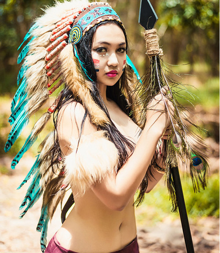 Bộ ảnh cô gái thổ dân nude đáng lẽ rất đẹp, nếu không có những bức hở hang kệch cỡm.
