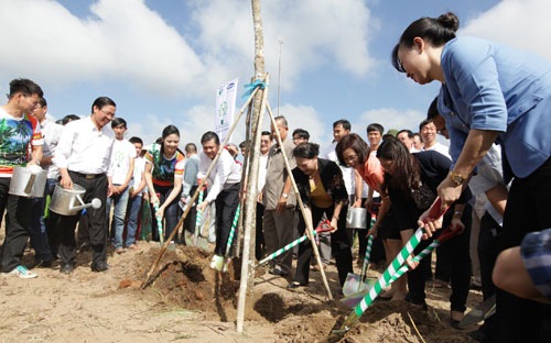 
Bà Nguyễn Thị Kim Ngân - Phó chủ tịch Quốc hội và các đại biểu của chương trình Quỹ 1 triệu cây xanh cho Việt Nam trồng cây tại Khu di tích đường Hồ Chí Minh trên biển ở Thạnh Phú, Bến Tre.
