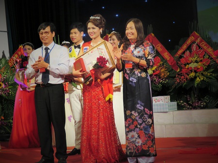 Điều dưỡng Bùi Thị Thúy Ngà đã giành giải nhất hội thi Điều dưỡng-Hộ sinh giỏi,thanh lịch thành phố 2015