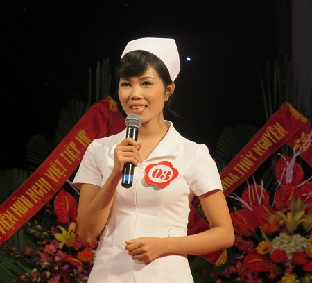 Điều dưỡng Nguyễn Thị Liên đến từ BVĐK Thủy Nguyên đã giành giải ứng xử hay nhất hội thi