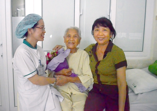Cụ bà Bùi Thị Xuân (giữa) phục hồi sức khỏe sau ca phẫu thuật cắt bỏ khối u. Ảnh Đức Hoàng