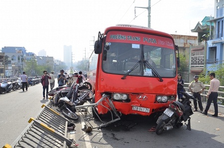 Xe khách Phương Trang đã tông hàng loạt xe máy đang lưu thông trên đường.