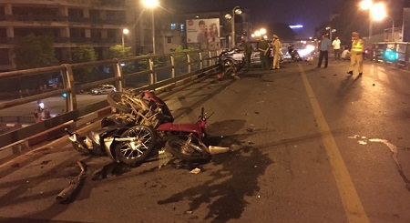 Hiện trường vụ tai nạn kinh hoàng do xe taxi gây ra trên cầu vượt Thái Hà hôm 8/11 vừa qua.