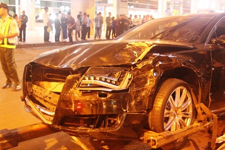 Xe đón Hồ Ngọc Hà tại sân bay gây tai nạn làm 10 người bị thương.