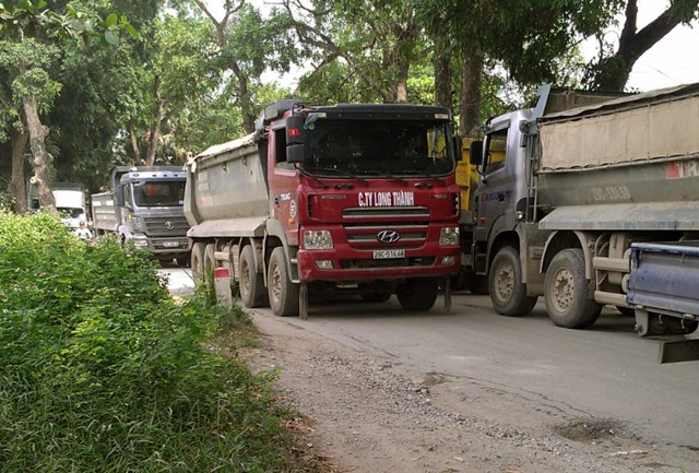 
Những “ổ gà, ổ voi” đua nhau mọc ra sau những vụ “quần thảo, chạm trán” nhau của các “siêu xe” có trọng tải lên tới 25,5 tấn.
