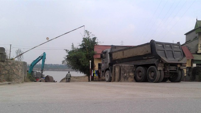
Theo ghi nhận của PV, nhiều xe trọng tải lớn thường được tập kết tại một bãi cát ven sông Hồng để chở đi các công trường xây dựng qua tuyến QL 70.

