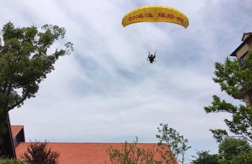 
Để thuyết phục bạn gái cầu hôn với mình, một chàng trai ở Hồ Bắc, Trung Quốc đã lên kế hoạch tỏ tình rất kỳ công. Theo Shanghaiist, hôm 21/5 vừa qua, anh chàng quyết định nhảy dù, trên thân dù có ghi dòng chữ: Gou Hong Yun - Lấy anh nhé!.
