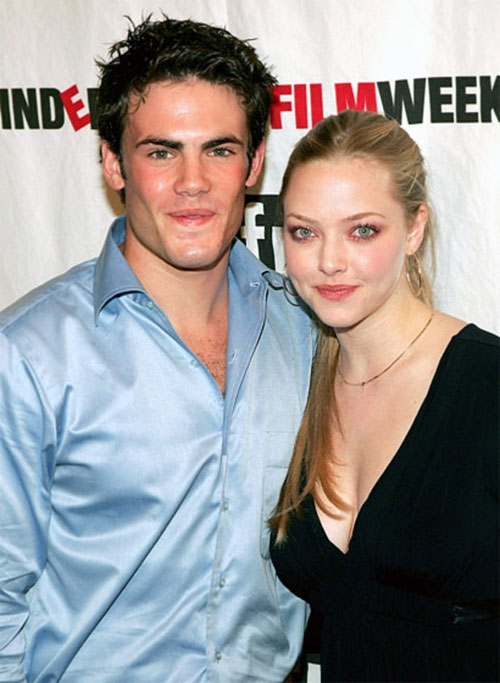 
Amanda Seyfried và nam diễn viên Micah Alberti say nắng sau khi đóng một cặp tình nhân trong bộ phim All My Children năm 2002. 4 năm sau, hai người lặng lẽ chia tay. Amanda từng chia sẻ rằng, Micah Alberti là bạn trai nghiêm túc đầu tiên của tôi.
