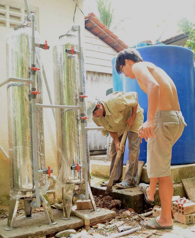 
Một hộ ở ấp Ông Thung, huyện Mỏ Cày Bắc vừa đầu tư máy lọc phèn để đảm bảo sản xuất, tưới tiêu. (Ảnh: Huỳnh Duyên).
