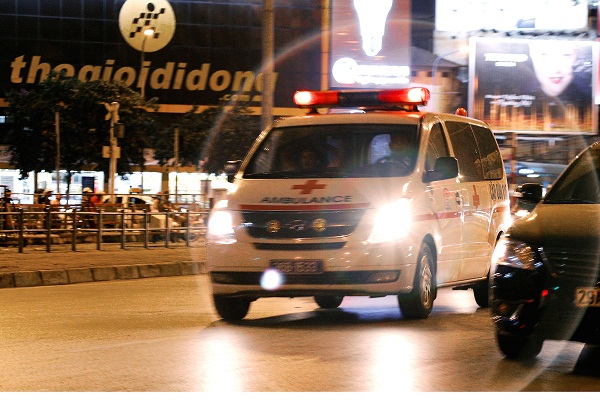 
Hình ảnh chiếc xe cấp cứu vận chuyển người bệnh, những khó khăn thử thách mà người bác sĩ sắp phải đối mặt.
