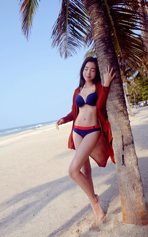 
Elly Trần vừa chia sẻ một số ảnh cô đi nghỉ mát trước khi bước vào khối lượng công việc khổng lồ với nỗ lực 300%. Trong loạt ảnh, Elly mặc áo tắm, khoe vóc dáng cực kỳ quyến rũ trên bãi biển.

