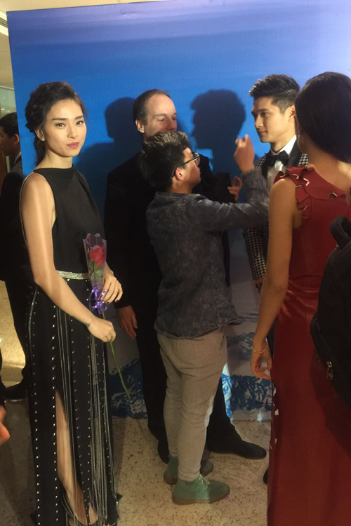 Hôm qua, Ngô Thanh Vân có mặt tại Bắc Kinh (Trung Quốc) dự lễ ra mắt phim Ngọa hổ tàng long 2. Nữ diễn viên Việt Nam mặc bộ đầm đen xẻ thân cao.