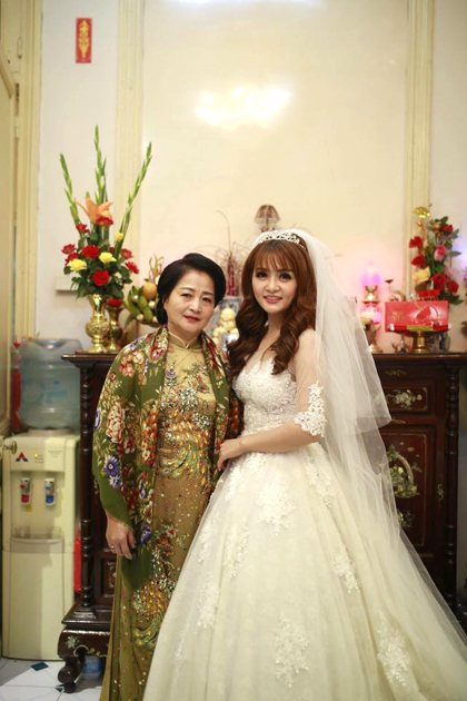 
Ly Ly bên mẹ chồng trong ngày cưới.
