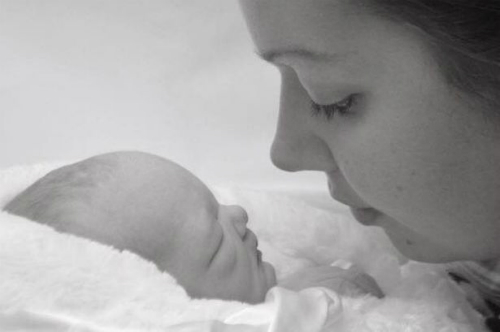 Chị Becki v&agrave; cậu con trai xấu số.