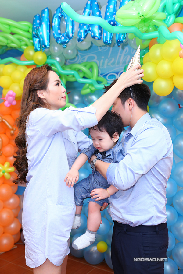 Chiều 10/1, vợ chồng Diễm Hương - Quang Huy tổ chức tiệc đầy năm cho con trai tại một nhà hàng ở quận 3, TP HCM. Cặp đôi đến sớm để trang trí không gian tiệc.