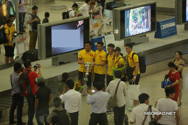 
Khoảng 15h30 chiều 7/6, đội tuyển bóng đá Việt Nam về đến sân bay Tân Sơn Nhất (TP HCM) sau chuyến sang Myanmar tham dự giải tứ hùng. Công Vinh và các cầu thủ được khán giả hâm mộ vây quanh ở khu vực lấy hành lý.

