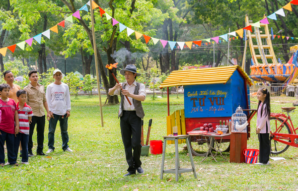
Hoài Linh hóa thân một nghệ sĩ trong gánh xiếc lưu động biểu diễn ở công viên.
