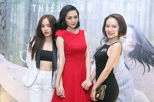
Chiều 18/5, Phương Linh (trái) và Phương Ly đến chia vui với Thiều Bảo Trang nhân dịp nữ ca sĩ này ra mắt hai MV mới. Bộ ba thân thiết nắm chặt tay nhau khi chụp ảnh.
