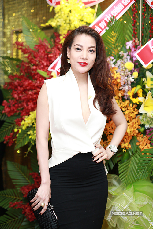 Tối 28/1, Trương Ngọc Ánh đi dự khai trương địa điểm kinh doanh karaoke mới của vợ chồng Bình Minh. Nữ diễn viên mặc áo xẻ ngực sâu rất sexy.