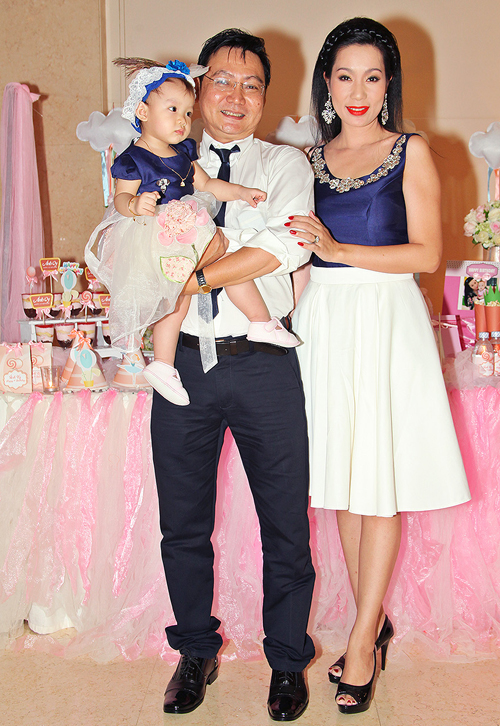 
Tối 23/6, Á hậu Trịnh Kim Chi và ông xã làm tiệc sinh nhật 1 tuổi hoành tráng cho con gái thứ hai là bé Ánh Vy.
