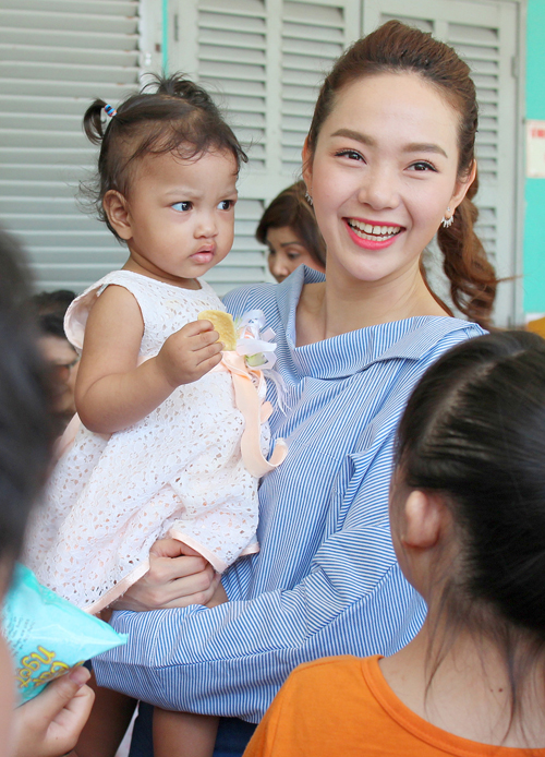 
Bận chạy show trong mấy ngày lễ nhưng Minh Hằng vẫn dành thời gian đến thăm các bé mồ côi ở Trung tâm nuôi dưỡng và bảo trợ trẻ em Tam Bình, TP HCM.
