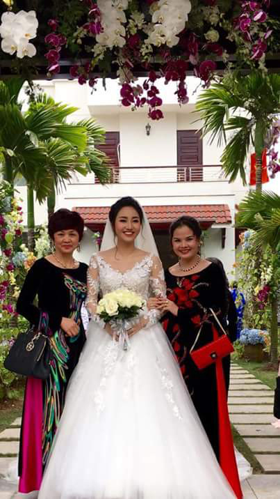 
Ngô Trà My lên xe hoa ở tuổi 24. Cô từ bỏ cơ hội thi Miss Universe 2016 để kết hôn với chàng doanh nhân thành đạt sinh năm 1979, tên Lê Hoàn.
