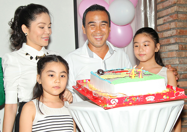 
Quyền Linh rạng rỡ bên vợ và hai con gái trong ngày sinh nhật.

