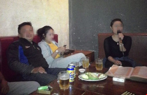 Cô dâu (ngồi giữa) tại phòng karaoke cùng chồng sau tiệc cưới. (Ảnh do gia đình cung cấp)