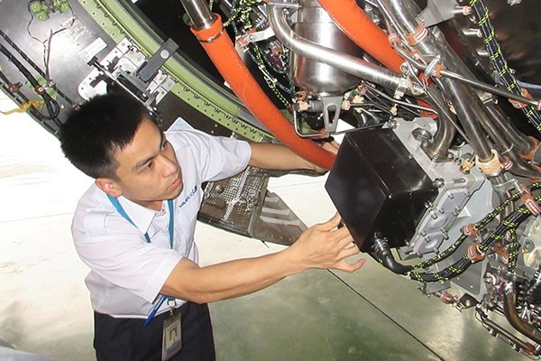 Kỹ sư Nguyễn Khắc Đạt đã có 7 năm “làm bạn” với máy móc tàu bay.
