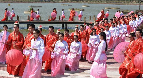 
Cuối tuần qua, 66 đôi bạn trẻ đã tham gia vào đám cưới tập thể theo nghi thức thời Hán ở Hà Bắc, Trung Quốc. Cô dâu, chú rể đều mặc hanfu đỏ, chiếc váy truyền thống cách đây hơn 2.000 năm.
